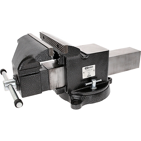 Schwarzer Schraubstock vor weißem Hintergrund. Sichtbar sind Details wie die Kurbel, die Backen und das Herstellerlogo.